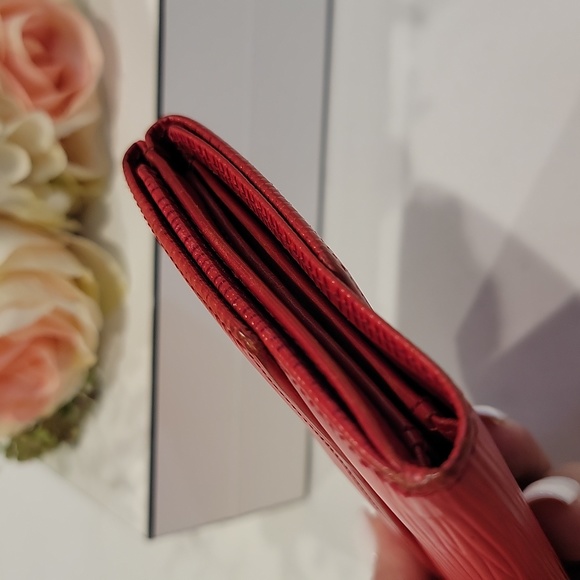 Authentic Louis Vuitton Epi wallet - Picture 4 of 9